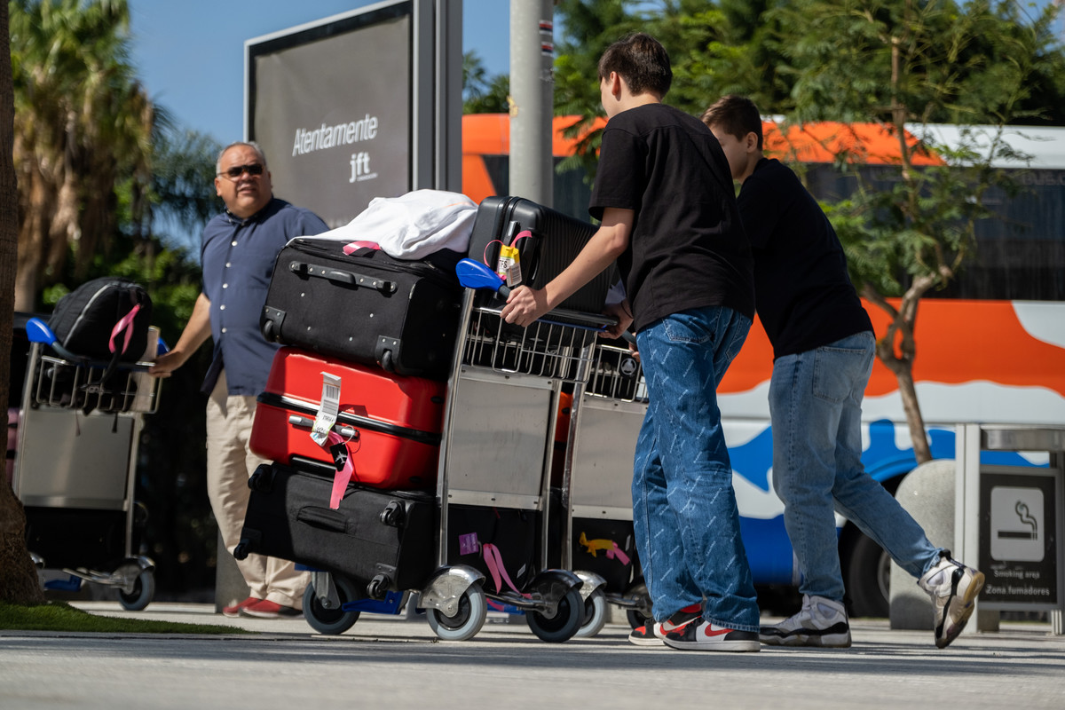 Crackdown on illegal taxi services at Tenerife South Airport: Fines exceed €4,000
