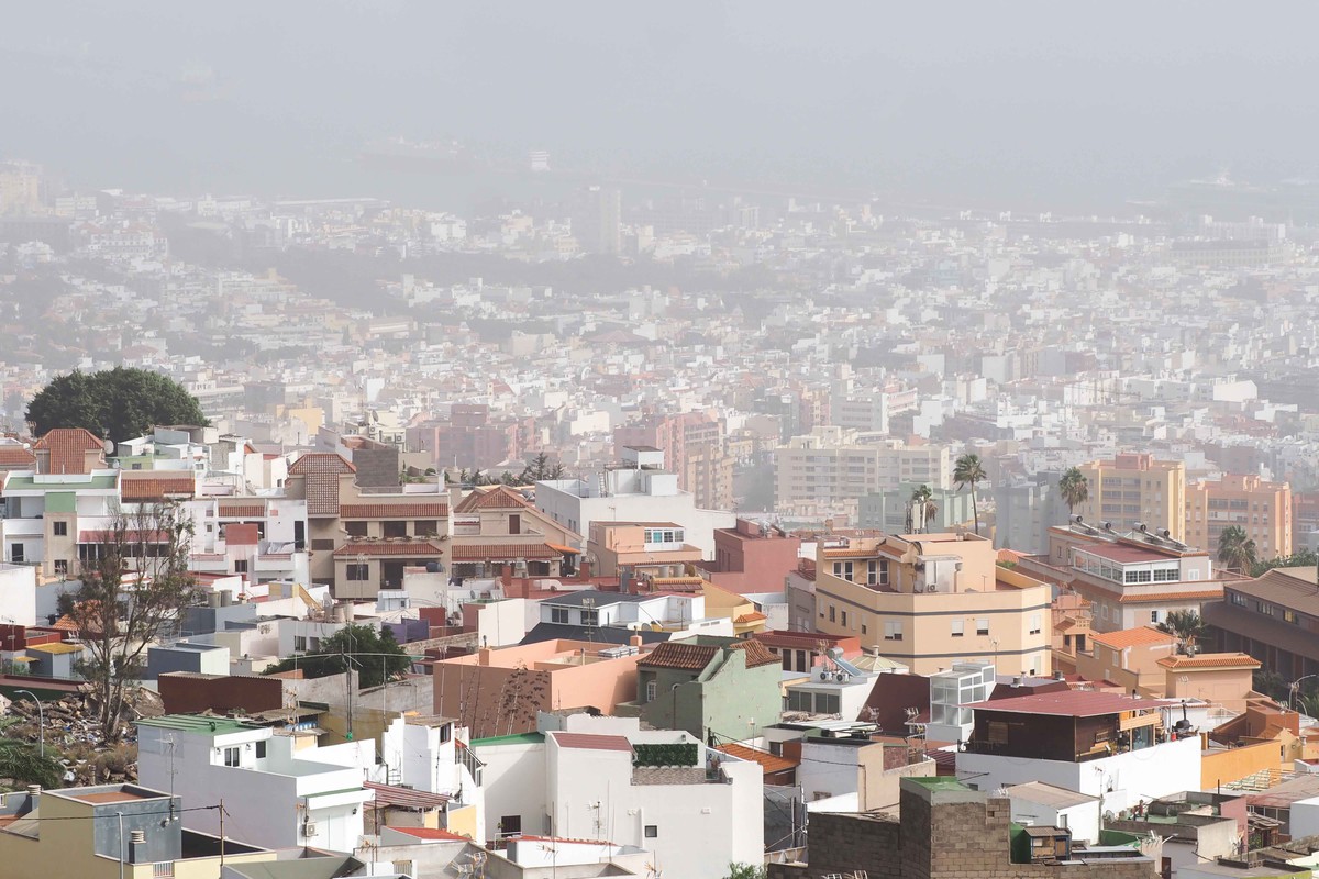 Canary Islands Weather: Light Rain, Rising Temperatures, and Haze Expected on Friday